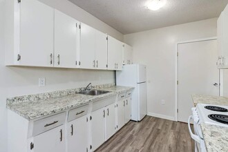 Stanley Apartments in Medicine Hat, AB - Building Photo - Building Photo