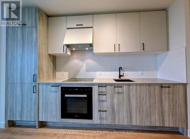 5 Quarrington Ln in Toronto, ON - Building Photo - Building Photo