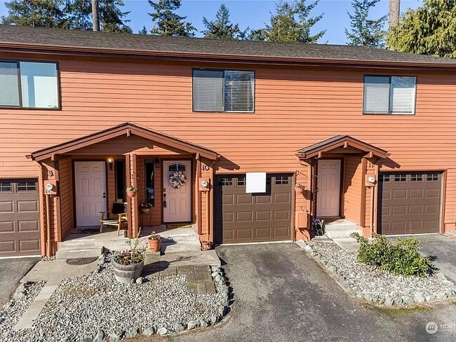 690 NW Atalanta Way in Oak Harbor, WA - Foto de edificio - Building Photo