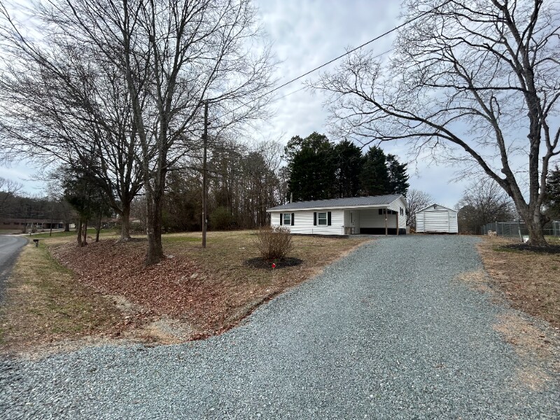 1016 Boyd Allman Rd in Mount Pleasant, NC - Foto de edificio