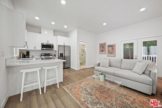 1091 1/2 S Mansfield Ave in Los Angeles, CA - Building Photo - Building Photo