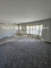 1096 N Sunflower Cir in Layton, UT - Building Photo - Building Photo