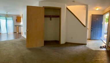 756 NE 92nd Ave, Unit B in Portland, OR - Building Photo - Building Photo