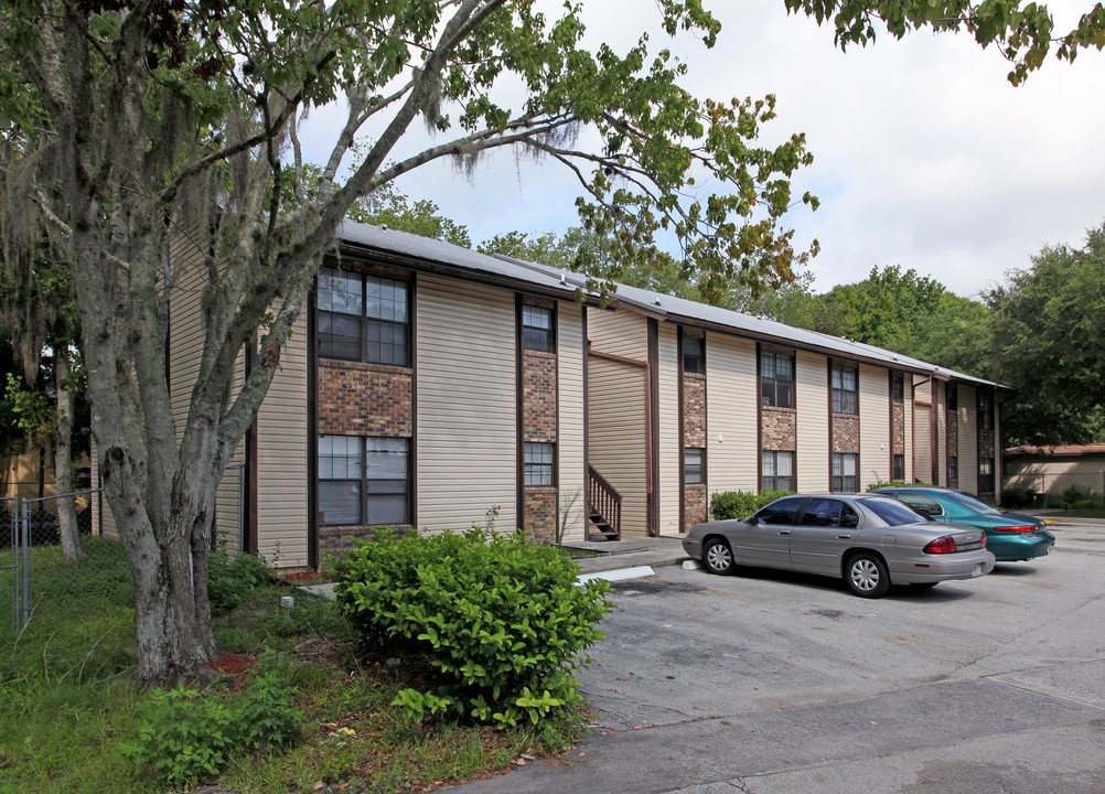 Pembroke Apartments in Daytona Beach, FL - Building Photo