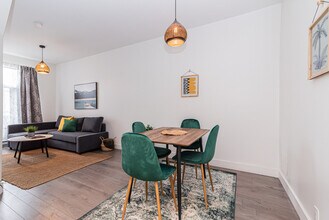 4008 Rue Hochelaga in Montréal, QC - Building Photo - Building Photo