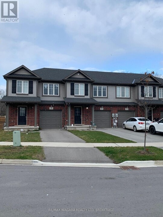 12 Haney Dr in Thorold, ON - Building Photo