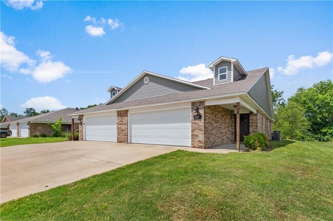 239 N Broadway Dr in Farmington, AR - Foto de edificio - Building Photo