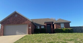 460 Novarra Dr in Centerton, AR - Building Photo