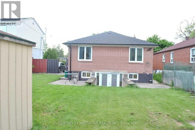 985 Victoria Park Ave in Toronto, ON - Building Photo - Building Photo