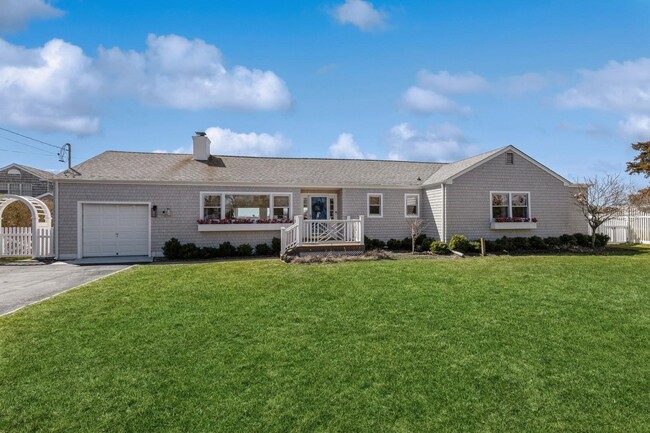 63 Shore Rd in Westhampton, NY - Building Photo - Building Photo