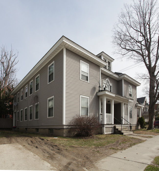 84 Bartlett Ave in Pittsfield, MA - Foto de edificio - Building Photo