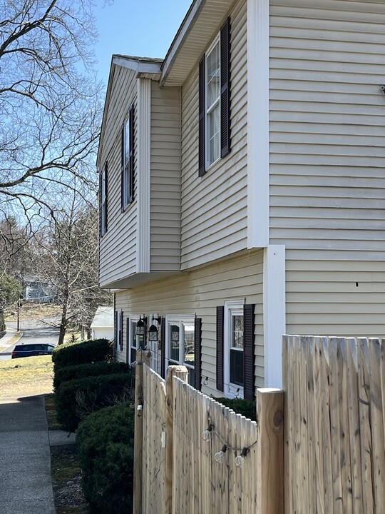 28 Crestview Dr in Westborough, MA - Foto de edificio