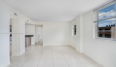 910 West Ave, Unit 301 in Miami Beach, FL - Building Photo - Building Photo