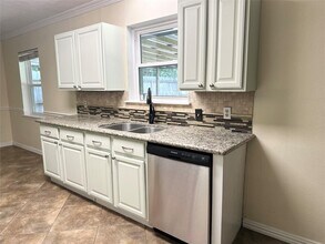 1126 E Dartmouth Ln in Deer Park, TX - Building Photo - Building Photo