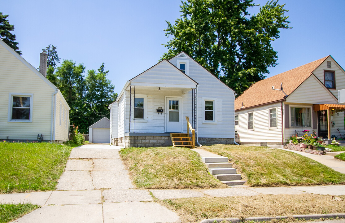 704 Woodsdale Ave in Toledo, OH - Building Photo