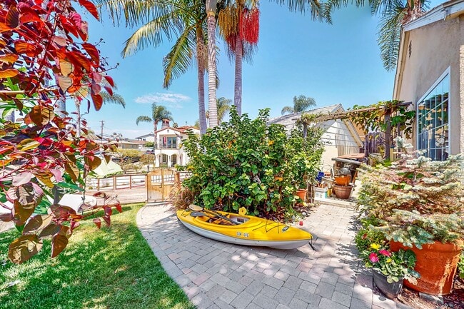 251 Avenida Rosa in San Clemente, CA - Building Photo - Building Photo