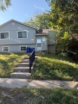 6453 Hallet St in Shawnee, KS - Building Photo