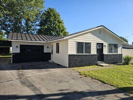 309 E Mayfair Ln in Hartford City, IN - Building Photo