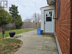 14 Clifton Downs Rd in Hamilton, ON - Building Photo - Building Photo