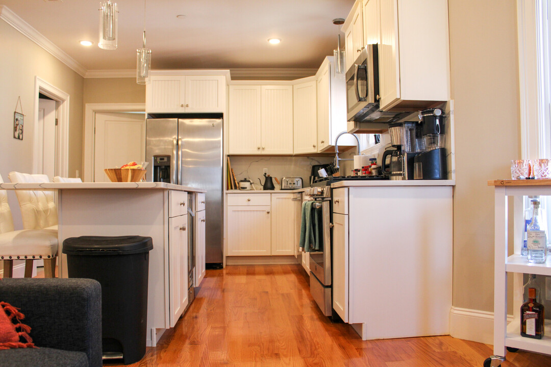 118 Holland St, Unit 2R in Somerville, MA - Building Photo