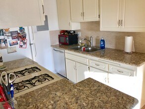 1600 Ardmore Ave, Unit 103 in Hermosa Beach, CA - Building Photo - Building Photo