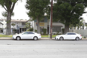 7236 Woodman Ave in Van Nuys, CA - Building Photo - Building Photo