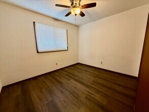 906 Cedar River Dr in Waverly, IA - Foto de edificio - Building Photo