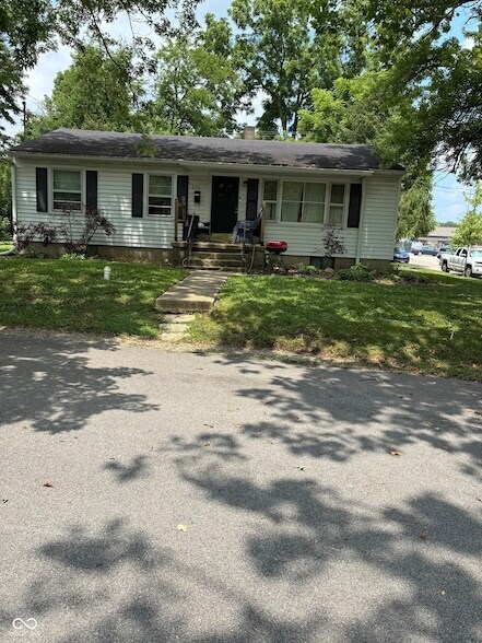 210 W Sycamore St in Zionsville, IN - Foto de edificio