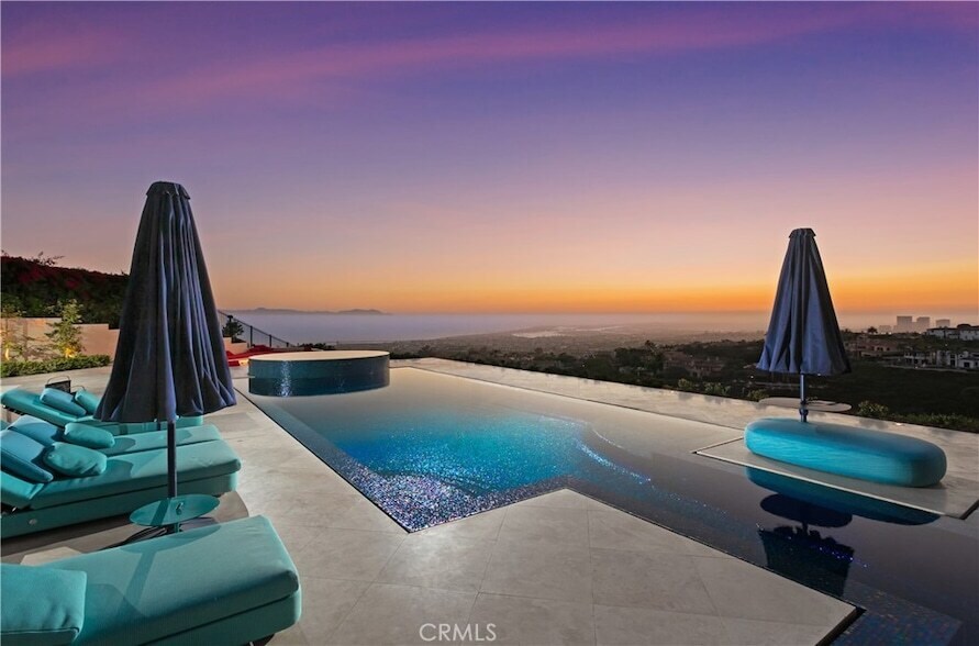 9 Pelican Crest Dr in Newport Beach, CA - Building Photo