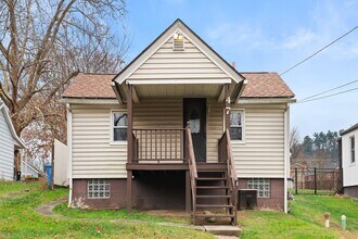 47 Lindsay Rd in Carnegie, PA - Building Photo - Building Photo