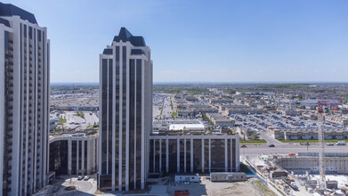 Park Avenue Place in Vaughan, ON - Building Photo - Building Photo