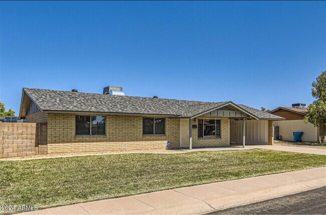 3336 W Surrey Ave in Phoenix, AZ - Foto de edificio - Building Photo