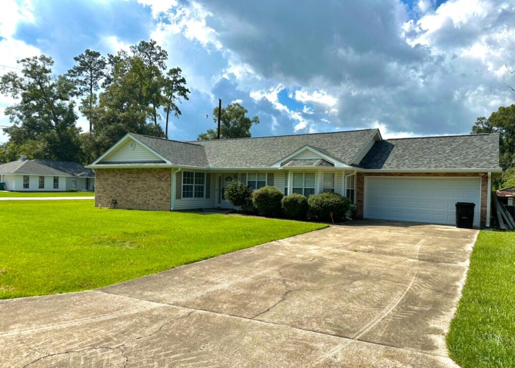 1737 Mill Gardens Dr in Ponchatoula, LA - Building Photo