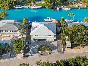 232 W Seaview Dr in Duck Key, FL - Building Photo - Building Photo