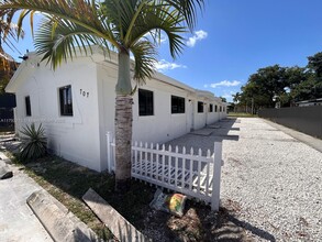 707 SW 10th St in Dania Beach, FL - Building Photo - Building Photo