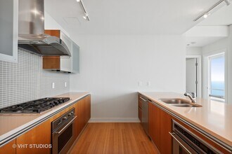340 E Randolph St in Chicago, IL - Building Photo - Building Photo