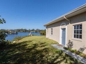 498 Buena Vista Dr in Nokomis, FL - Building Photo - Building Photo