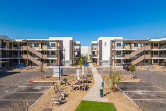 Streamliner Aldea in Glendale, AZ - Foto de edificio - Building Photo