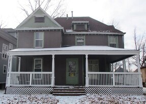 704 W Mulberry St in Bloomington, IL - Building Photo