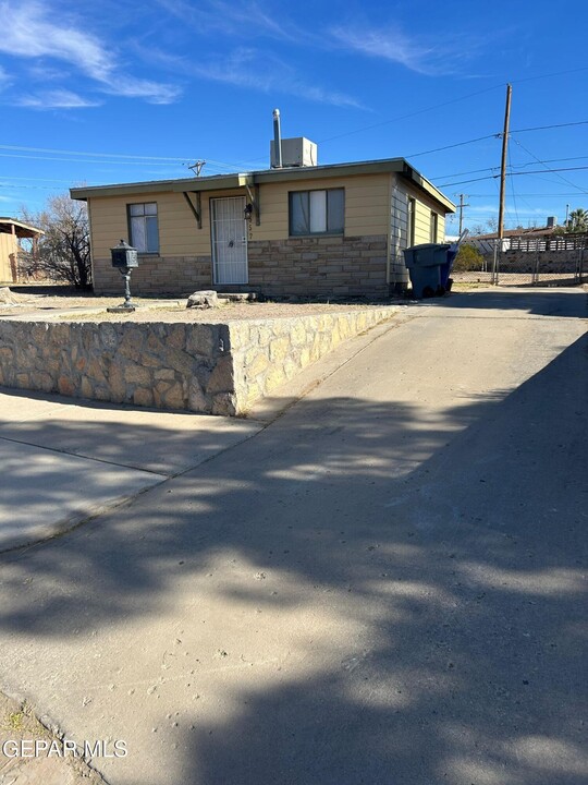 557 Bataan Cir in El Paso, TX - Building Photo