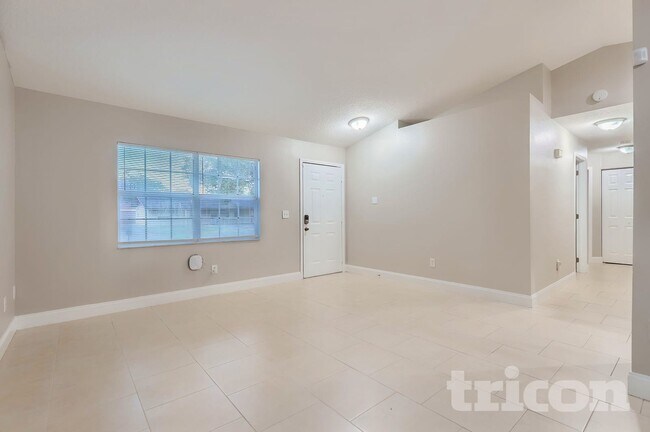 2527 Orange Ave in Mims, FL - Foto de edificio - Building Photo