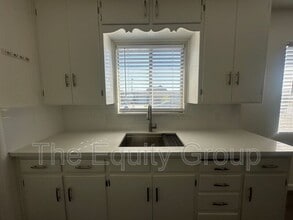 1608 W Sunnyview Ave in Visalia, CA - Building Photo - Building Photo