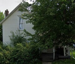 303 N West Ave in Freeport, IL - Building Photo