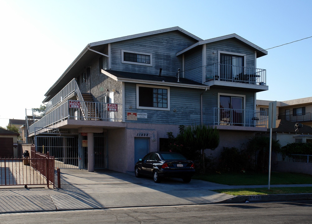 11422 Freeman Ave in Hawthorne, CA - Foto de edificio