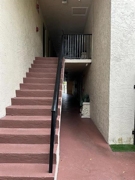 6051 SW 41st St in Davie, FL - Foto de edificio - Building Photo