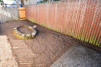 933 NE 90th Ave in Portland, OR - Building Photo - Building Photo