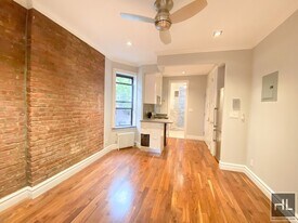 BARROW ST., Unit 1D in New York, NY - Building Photo
