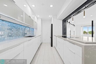 877 NE 195th St in Miami, FL - Building Photo - Building Photo