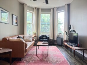 925 N Mozart St, Unit 2F in Chicago, IL - Building Photo - Building Photo