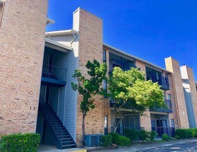 Spicewood Springs Apartment Homes in Austin, TX - Foto de edificio - Building Photo